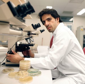 العالِم السعودي حسام الزواوي أستاذ الميكروبات الطبية المشارك بكلية الطب بجامعة الملك سعود بن عبد العزيز للعلوم الصحية